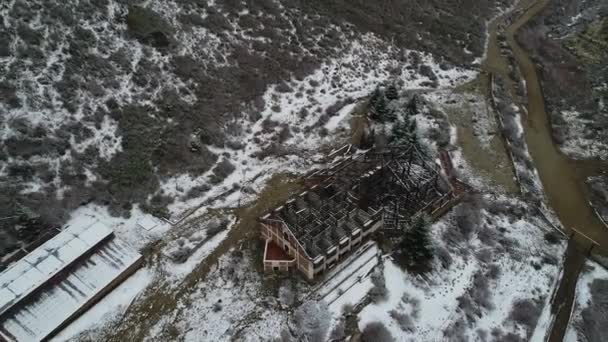 Scena Antenowe Drone Zniszczone Budowlane Stary Hotel Spalone Snowy Szary — Wideo stockowe