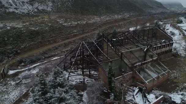 Scena Antenowe Drone Zniszczone Budowlane Stary Hotel Spalone Snowy Szary — Wideo stockowe