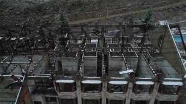 Hava dron sahne yapı, eski yanık otel karlı gün yok. Ayrıntı windows ve metal çatı yapı inşaat. Senital görünümüne Oda dağılımı ile kamera yükselir.