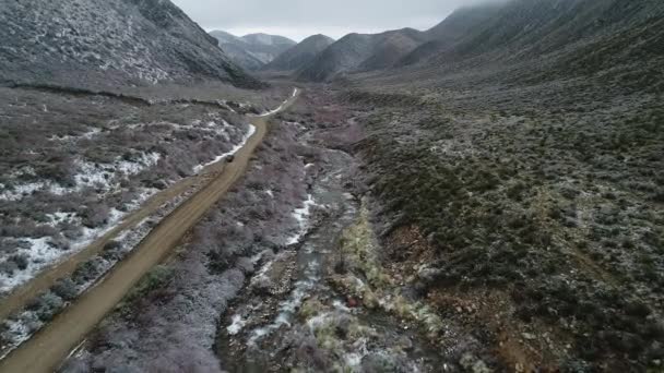 Letecká Drone Scéně Zasněžené Údolí Tunuyan Řeky Štěrkové Cestě Zataženo — Stock video