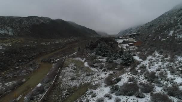 Escena Aérea Drones Construcción Quemada Valle Nevado Con Río Tunuyan — Vídeos de Stock