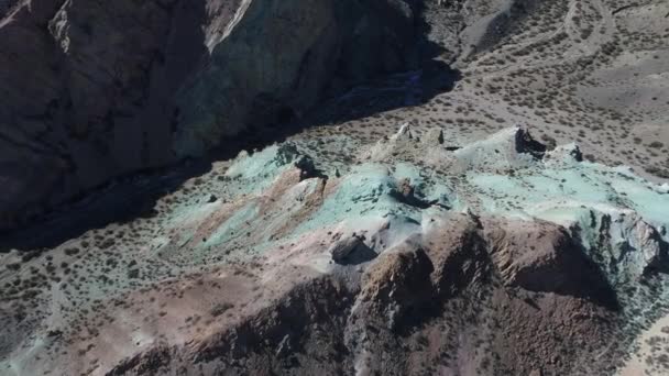 Escena Aérea Drones Senitales Coloridas Montañas Arenosas Verdes Azules Rocosas — Vídeo de stock