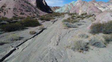 Renkli kumlu ve kayalık Dağları ve kuru dere Uspallata, Mendoza, Arjantin hava dron sahne. Artan kamera. Desertic peyzaj.
