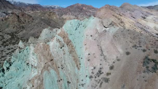 Cena de drones aéreos de montanhas coloridas erodidas. Passando acima da montanha verde azul arenosa em Uspallata, Mendoza, Argentina . — Vídeo de Stock