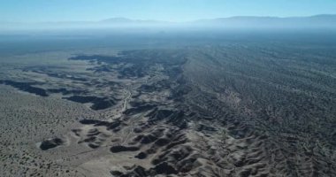 Jeolojik Oluşumlar, erozyona uğramış sandrock dağlar, hava uçak sahne Milli Parkı Talampaya, dünya doğal mirası, La Rioja gullies. Kamera aşağı doğru hareket. Arka plan üzerinde büyük dağlar.