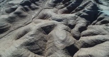Hava dron sahne üstten görünüm, jeolojik oluşumlar, aşınmış sandrock dağlar, gullies, Milli Parkı Talampaya, dünya doğal mirası, La Rioja. Kamera hareket iletir. Soyut manzara.