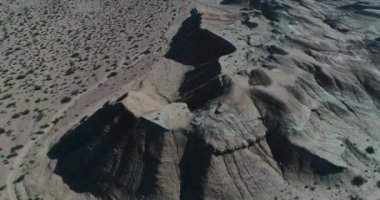 Jeolojik Oluşumlar, erozyona uğramış sandrock dağlar, gullies ve monte Milli Parkı Talampaya, dünya doğal mirası, La Rioja düz hava dron sahne. Fotoğraf makinesi üstten görünüm hareketli ileriye.