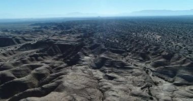 Jeolojik Oluşumlar, erozyona uğramış sandrock dağlar, hava uçak sahne Milli Parkı Talampaya, dünya doğal mirası, La Rioja gullies. Kamera hareket iletir. Arka plan üzerinde büyük dağlar.