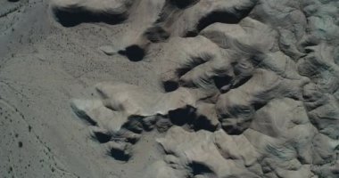 Jeolojik oluşumların, erozyona uğramış sandrock dağlar, hava uçak sahne üstten görünüm Milli Parkı Talampaya, dünya doğal mirası, La Rioja gullies. Geriye doğru hareket kamera. Soyut manzara.