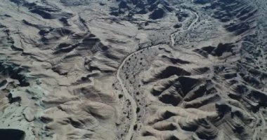 Jeolojik Oluşumlar, erozyona uğramış sandrock dağlar, hava uçak sahne Milli Parkı Talampaya, dünya doğal mirası, La Rioja gullies. Fotoğraf makinesi üstten görünüm geriye doğru hareket ve kuru bir dere üzerinde yukarı
