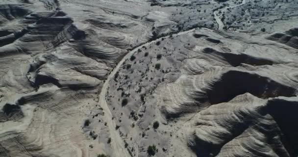 空中无人机现场的地质构造 侵蚀沙岩山 沟渠在国家公园塔兰帕亚 世界自然遗产 拉里奥哈 相机顶部视图向后移动 并在干燥的河流上向上移动 — 图库视频影像