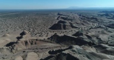 Hava dron sahne, jeolojik oluşumlar, sandrock dağlar, gullies, monte Milli Parkı Talampaya, dünya doğal mirası, La Rioja düz aşınmış. Hareketli kamera keşfetmek manzara iletir.