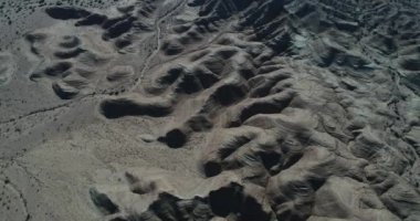 Hava dron sahne üstten görünüm, jeolojik oluşumlar, aşınmış sandrock dağlar, gullies, Milli Parkı Talampaya, dünya doğal mirası, La Rioja. Aşağı hareket kamera ve iletilen iletiler. Soyut manzara.