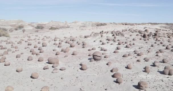 Labda sziklák, campo de bochas, mint homok geológiai formációban Ischigualasto Provincial Park részlete. Rioja tartomány, világörökség. Argentína — Stock videók