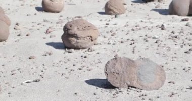 Kırık yuvarlak top kaya..... Ischigualasto Provincial Park kum jeolojik oluşumu üzerinde campo de bochas detayını. Rioja Eyaleti, dünya doğal mirası