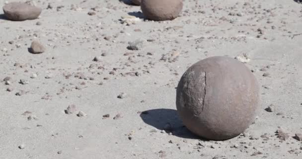 Detalle de roca bola redondeada perfecta, en campo de bochas, sobre formación geológica de arena en el Parque Provincial Ischigualasto. Provincia de Rioja, Patrimonio natural de la humanidad — Vídeo de stock