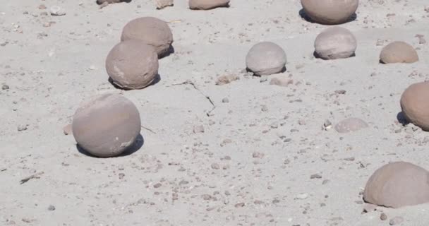 Detail van rotsen van de bal, campo de bochas, over zand geologische formatie in Ischigualastobekken Provincial Park. Rioja provincie, natuurlijke erfgoed van de wereld. Argentinië — Stockvideo