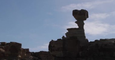 Beyaz detay kayalık oluşumu, uzun boylu rock denizaltı doğal heykeller aşınmış. Ay Vadisi. Arjantin bayrağı sahnede. Ischigualasto Provincial Park, Rioja il