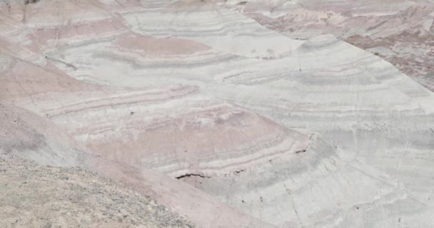 Detalle de montañas en capas de colores erosionados en el Parque Provincial Ischigualasto. Formaciones geológicas Terciarias. Patrimonio natural de la humanidad. Provincia de Rioja, Argentina — Vídeo de stock