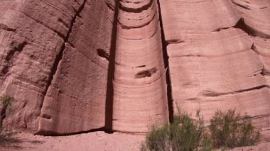 Kırmızı kayalık baca Talampaya Milli Parkı'nda. Yukarı gösteren rüzgar erozyonu oluşumu kaydırma. Rioja Eyaleti, Arjantin. Dünya doğal mirası.
