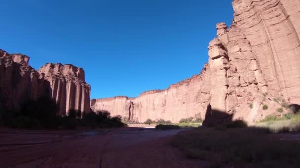 Utazás Talampaya Red Canyon Nemzeti Park Piros Magas Sziklás Falak — Stock videók