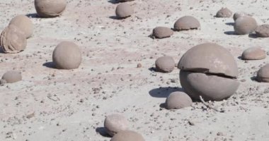 Kırık yuvarlak top kaya..... Ischigualasto Provincial Park kum jeolojik oluşumu üzerinde campo de bochas detayını. Rioja Eyaleti, dünya doğal mirası