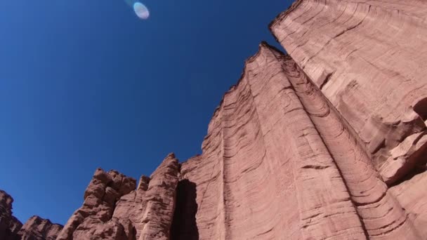 Red Rocky Chimney Talampaya National Park Rotating Camera Looking Upwards — Stock Video