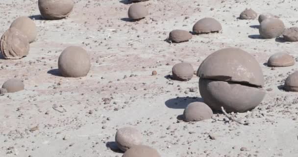 カンポ ・ デ ・ bochas、Ischigualasto 州立公園で砂の地層の上に、壊れた丸いボール岩の詳細。リオハ州、世界自然遺産 — ストック動画