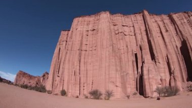 Rüzgar erozyonu rock iğneler detayını The Cathedral Talampaya Milli Parkı'nda adında. Uzun boylu kayalık kırmızı yapıları gösteren ayrıntılı yukarı doğru kaydırma. Dünyanın doğal miras. Rioja sağlayamadığından, Arjantin