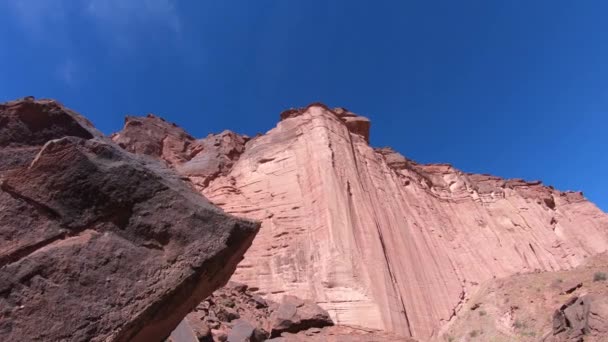 タランパジャ国立公園 大きな岩に近い赤乾燥渓谷を歩きます 上向き表示背の高い壁 リオハ州アルゼンチンで Impresive 地層を探しているシーンです 世界自然遺産 — ストック動画