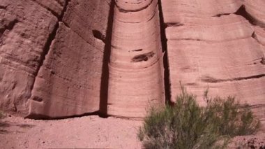 Kırmızı kayalık baca Talampaya Milli Parkı'nda. Yukarı doğru borulu rüzgar erozyonu oluşumu gösterilen kaydırma. Rioja Eyaleti, Arjantin. Dünya doğal mirası.