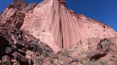 Talampaya Milli Parkı. Kırmızı kuru kanyonda pist üzerinde yürüme. Yukarı doğru bakış açısı, jeolojik oluşumlar, Rioja Eyaleti, Arjantin uzun duvarlarla gösterilen kaydırma. Dünya doğal mirası