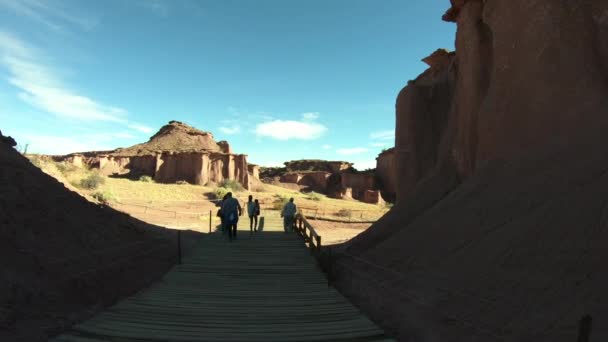 Talampaya National Park Group People Walking Wood Runway Rocky Geological — Stock Video