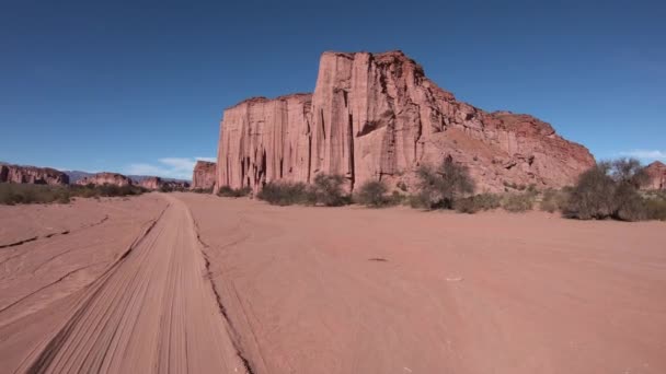 在塔兰帕亚红峡谷国家公园的一辆狩猎卡车内旅行 到达大教堂风蚀的形成 红色高大的岩石针 阿根廷里奥哈省 世界自然遗产 — 图库视频影像
