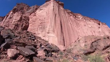 Talampaya Milli Parkı. Kırmızı içinde ahşap pist üzerinde Kanyon, yukarı doğru uzun duvarlar, etkileyici jeolojik oluşumlar Rioja Eyaleti, Arjantin için gösterilen panning fotoğraf makinesi kuru. Dünya doğal mirası