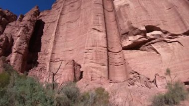 Kırmızı kayalık baca Talampaya Milli Parkı'nda. Yukarı doğru borulu rüzgar erozyonu oluşumu gösterilen kaydırma. Rioja Eyaleti, Arjantin. Dünya doğal mirası.