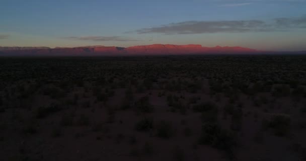 黄金の夕日の時間に一日の最後の光と背景のオレンジ山の空中ドローン シーン 国立公園タランパジャ リオハ州 アルゼンチン 前方を行くカメラ — ストック動画