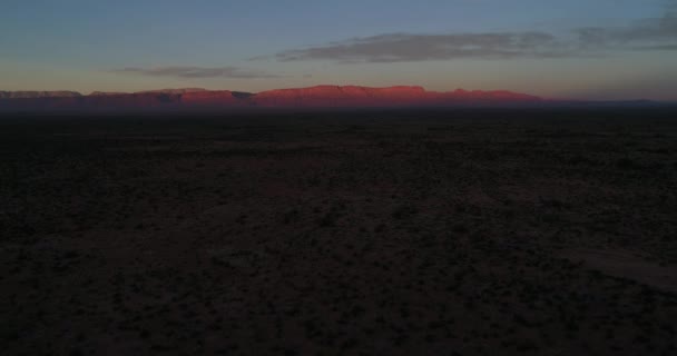 Scène aérienne de drone de montagnes orange sur le fond avec la dernière lumière du jour à l'heure dorée du coucher du soleil. Parc national Talampaya, La Rioja, Cuyo Argentine. Caméra reculant . — Video