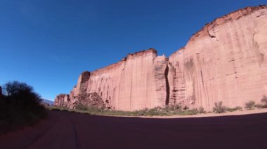 Safari kamyon Talampaya Kırmızı Kanyon Milli Parkı'nda içinde seyahat. Kırmızı uzun boylu kayalık duvarlara yan ve yerli bitki örtüsü. Rioja Eyaleti, Arjantin. Dünya doğal mirası
