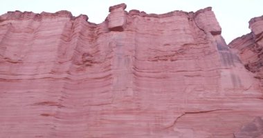 Uzun boylu kırmızı kaya duvarları Talampaya Kanyon Milli Parkı içinde ayrıntı. Üst kata panning fotoğraf makinesi. Geomorphical oluşumu. Dünya doğal mirası