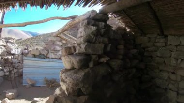 Taş ve kaya, La Rioja il eski vintage sığınma, El zavallı, olay çıkardı. Güneş aydınlatma çatı deliklerden görünen fişekleri. Geriye doğru hareket kamera. Cuyo, Arjantin.