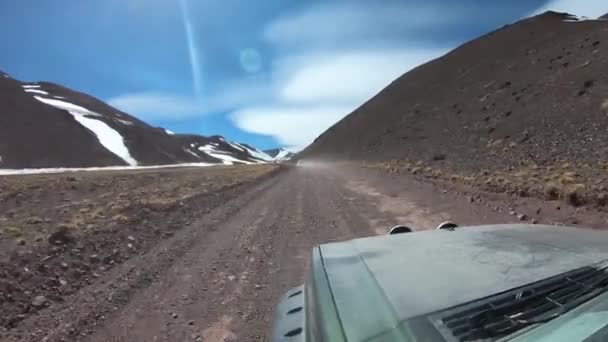 Furgoneta 4X4 Que Viaja Través Carretera Grava Entre Colinas Nevadas — Vídeo de stock