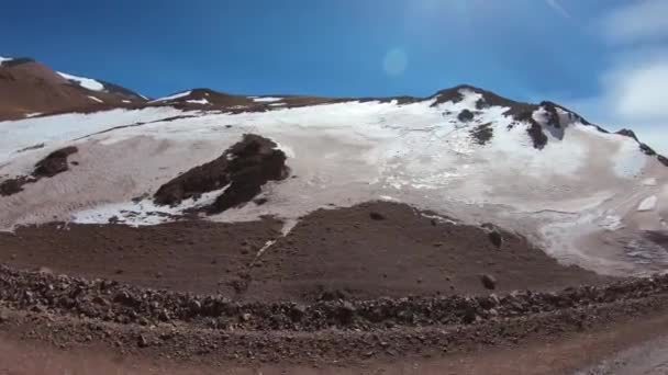 在雪白的安第斯山脉之间的砾石路上旅行 山坡上有详细的雪 在轨道旁边的深谷 冒险游览布拉瓦泻湖 Rioja Provine 阿根廷 — 图库视频影像