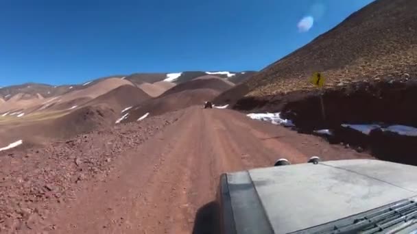 Viajando Por Carretera Grava Entre Paisaje Montañoso Negro Rojo Amarillo — Vídeo de stock