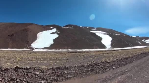 Viajando Través Colinas Nevadas Rocosas Valle Seco Con Hierbas Amarillas — Vídeo de stock