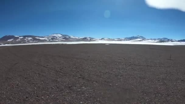 Viaje Través Del Oscuro Rocoso Desértico Altiplano Montañas Nevadas Volcanes — Vídeo de stock