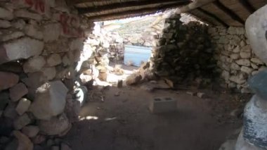 Taş ve kaya, La Rioja il eski vintage sığınma, El zavallı, olay çıkardı. Güneş aydınlatma çatı deliklerden görünen fişekleri. Kamera hareket iletir. Cuyo, Arjantin.