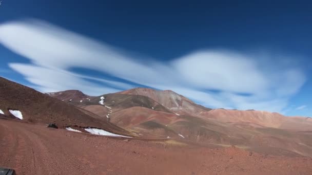 在黑色 红色和黄色的山景观之间的砾石路中旅行 在安第斯山脉的平面上 有雪和草的沙漠山坡 阿根廷里奥哈省布拉瓦泻湖之旅 — 图库视频影像