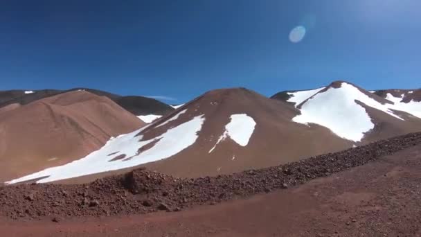 Siyah Kırmızı Sarı Dağ Manzarası Stabilize Yol Seyahat Desertic Kar — Stok video