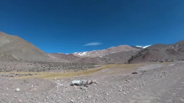 在沙漠 雪山之间的德萨瓜德罗河旁 带着四轮驱动面包车在砾石路上行驶 车的钩子游览安第斯山脉的布拉瓦泻湖 里奥哈 — 图库视频影像